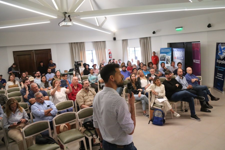Buen marco en la charla de este s&aacute;bado.