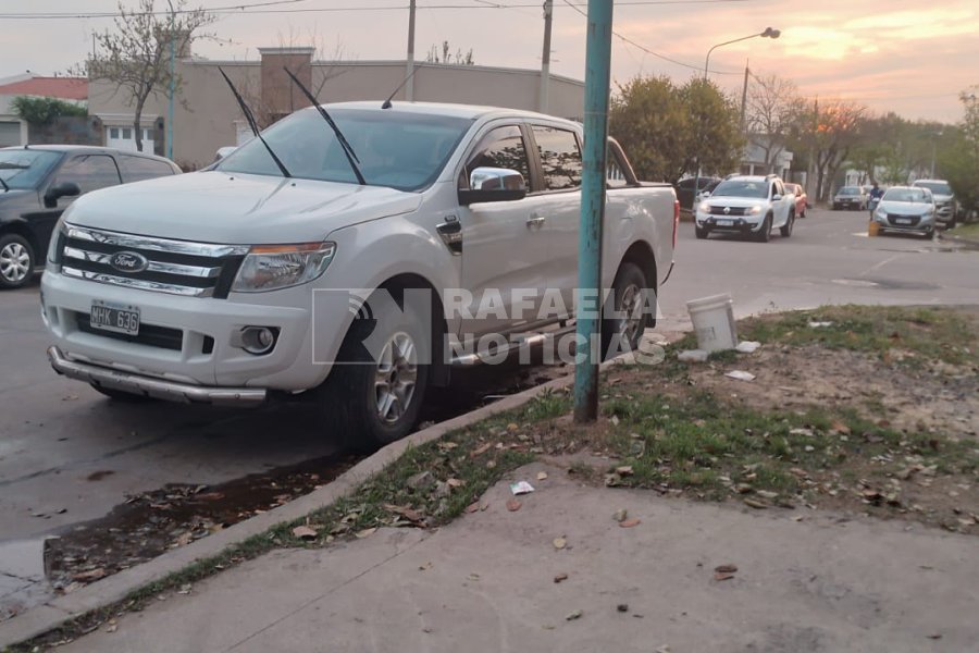 Camioneta reci&eacute;n lavada en los alrededores de la Rural.