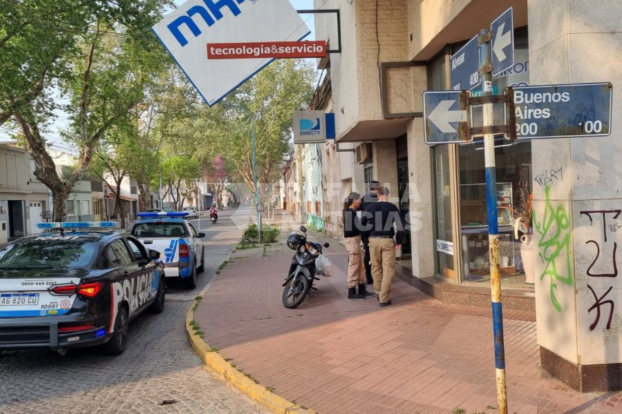 Polic&iacute;a y GUR en el lugar del hecho.