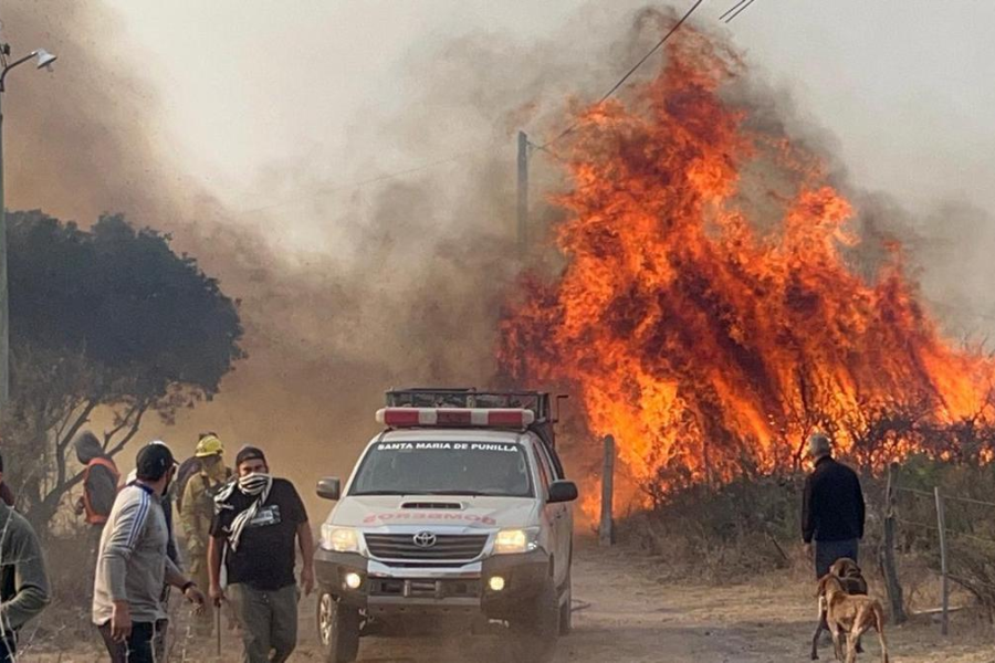 Impactante imagen del fuego avanzando en las sierras.