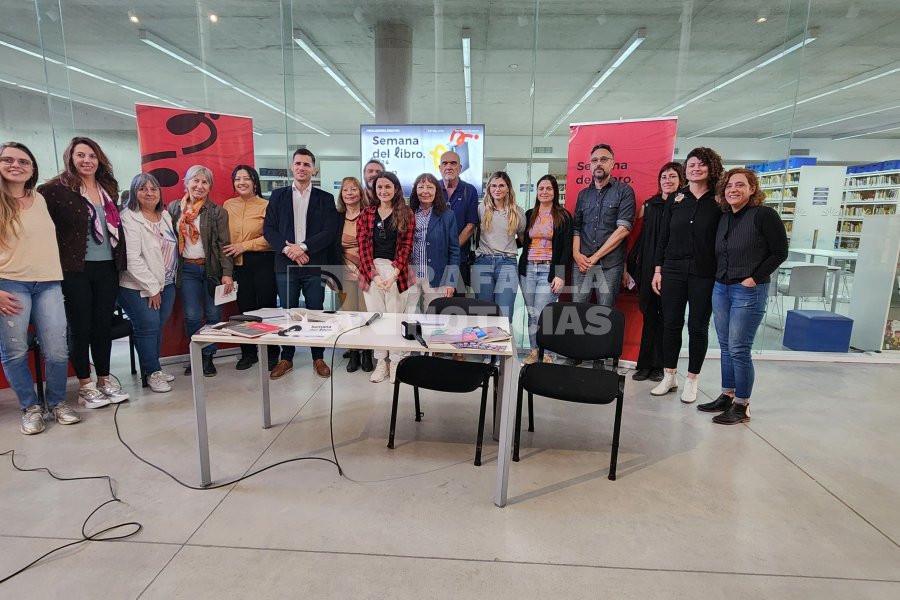 La presentaci&oacute;n se desarroll&oacute; frente a la Biblioteca Municipal &ldquo;L. Balbi&rdquo;
