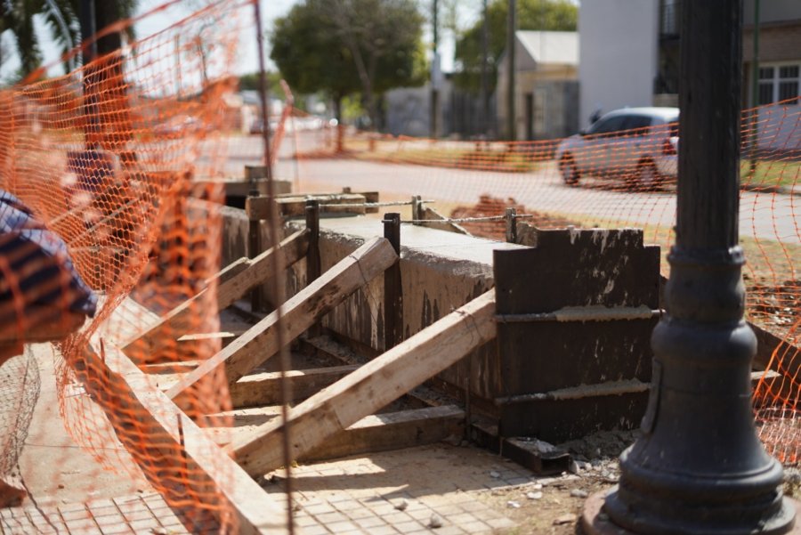 A los bloques de hormig&oacute;n se les colocar&aacute;n respaldos de un material s&iacute;mil madera.