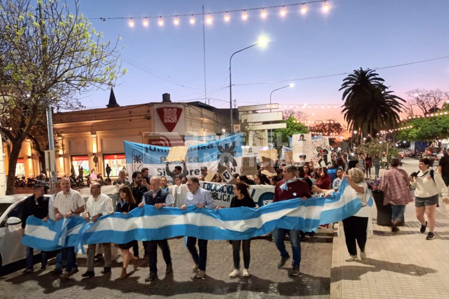 Movilizaci&oacute;n en defensa de la educaci&oacute;n p&uacute;blica.