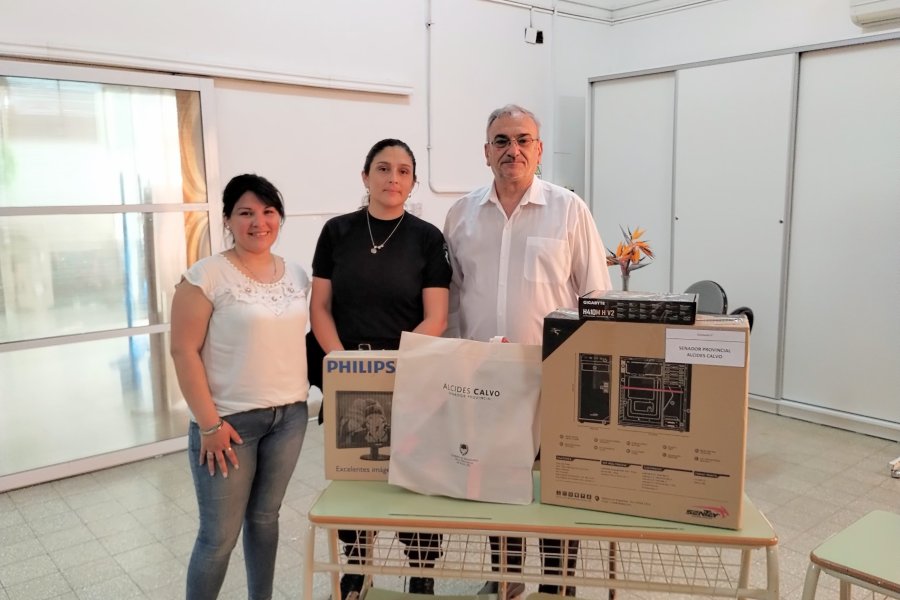 Momento de la entrega de la computadora.
