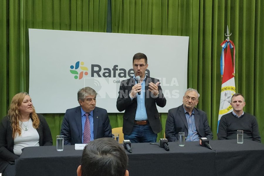 El intendente Viotti durante la presentaci&oacute;n.