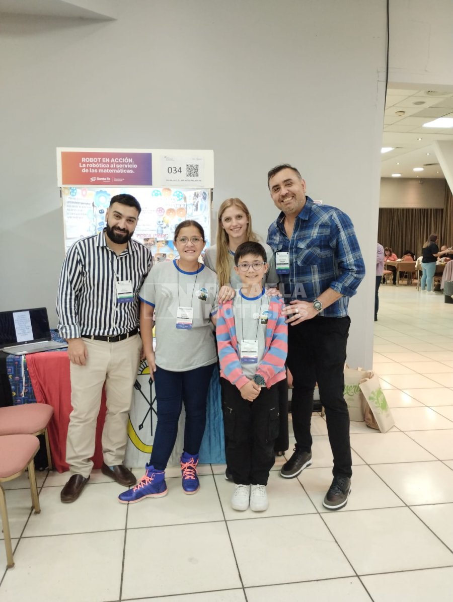 Evaluadores del proyecto junto a la docente y los alumnos.
