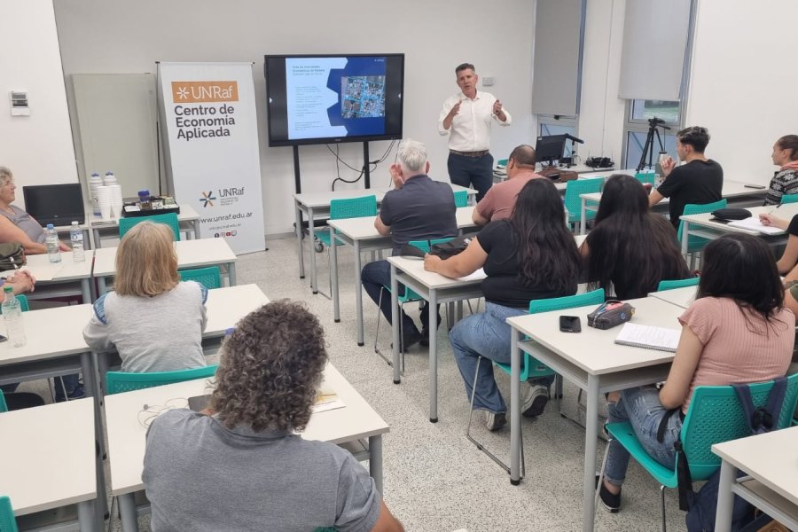 Aula Malvinas de la UNRaf completa para escuchar la exposici&oacute;n.