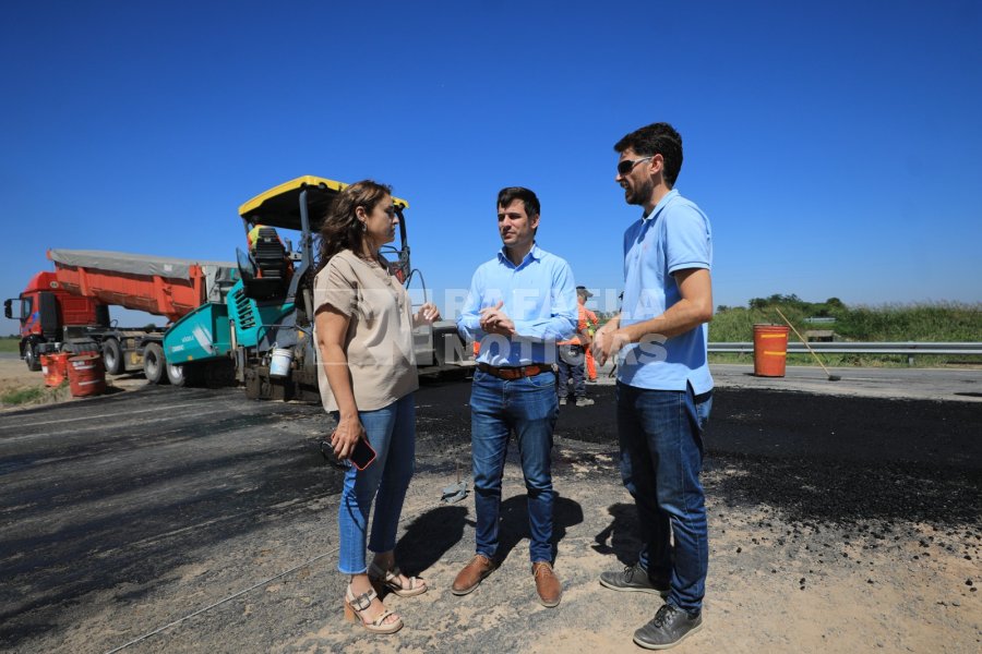 Patricia Imoberdorf; intendente Leonardo Viotti y Nicol&aacute;s Asensio.