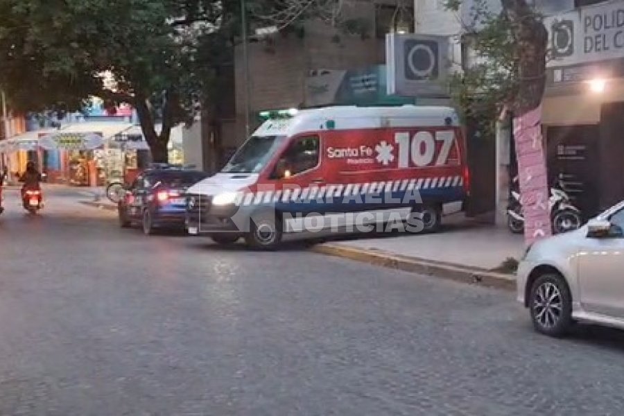 La ambulancia rescat&oacute; a la conductora de la moto con fracturas expuestas.