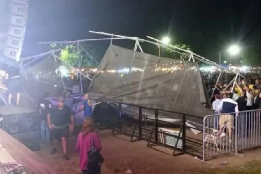 Una multitud estaba disfrutando del espect&aacute;culo cuando el viento tumb&oacute; parte de la estructura que mat&oacute; a una mujer.