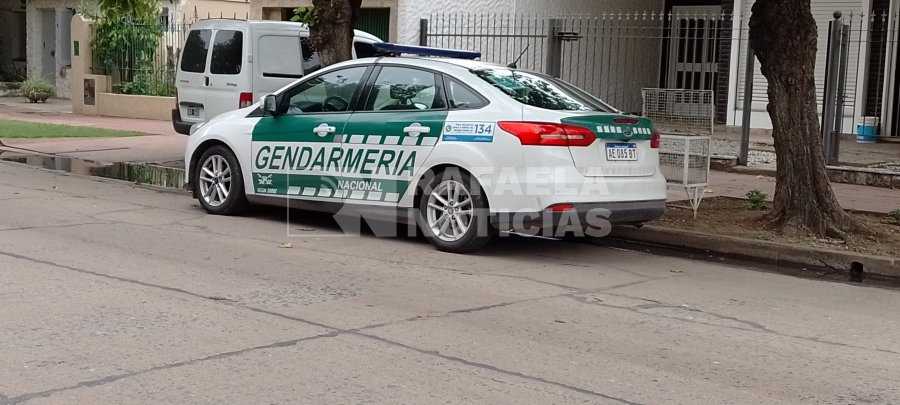 Un patrullero de Gendarmer&iacute;a Nacional custodiaba el ingreso al domicilio allanado.
