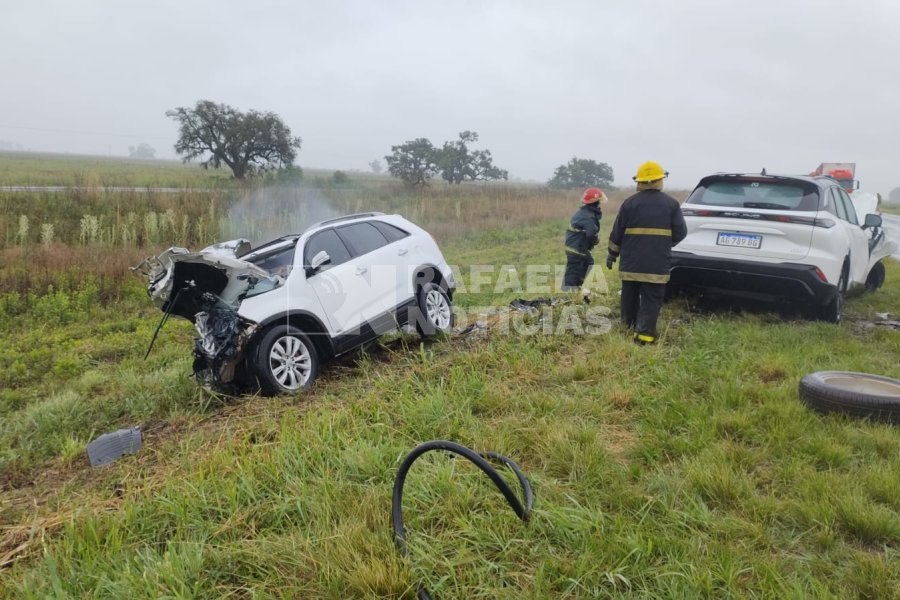 El impacto entre los coches fue frontal.
