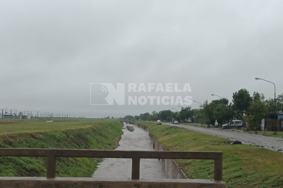 Canal Norte en Rafaela: hac&iacute;a muchos meses que no se ve&iacute;a con tanta agua.
