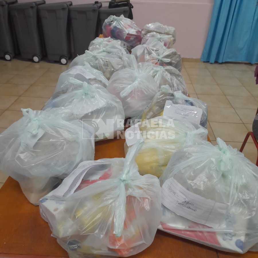 Se entregaron 20 bolsones de alimentos.
