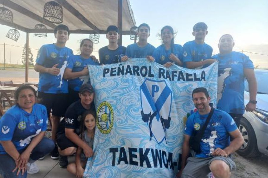 Los taekwondistas del Club Pe&ntilde;arol en la ciudad de Paran&aacute;
