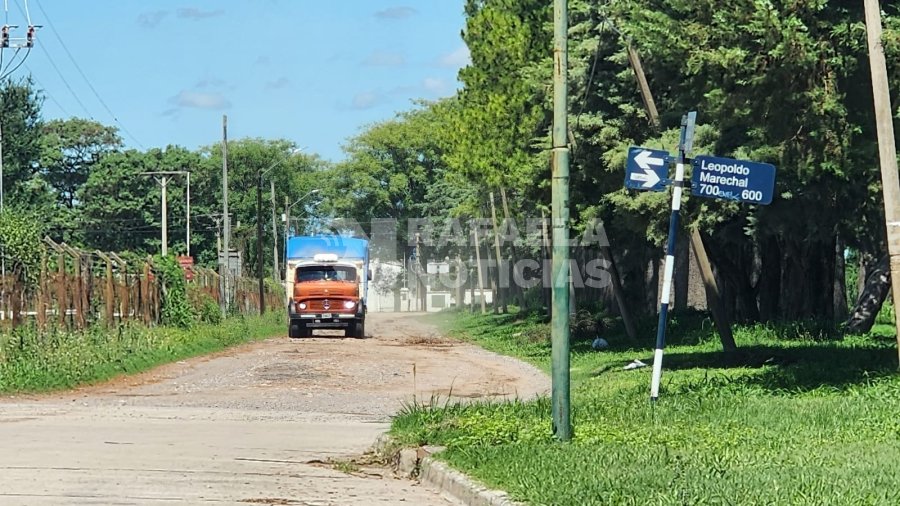 Un viejo cami&oacute;n cerealero en el Paseo del Este.