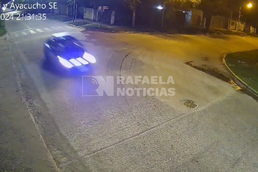 Paso del patrullero policial que llevaba a la beb&eacute; hacia el hospital.