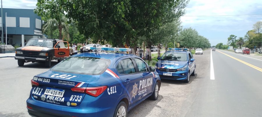 Varios patrulleros llegaron hasta el frente de la Comisar&iacute;a de Bella Italia.
