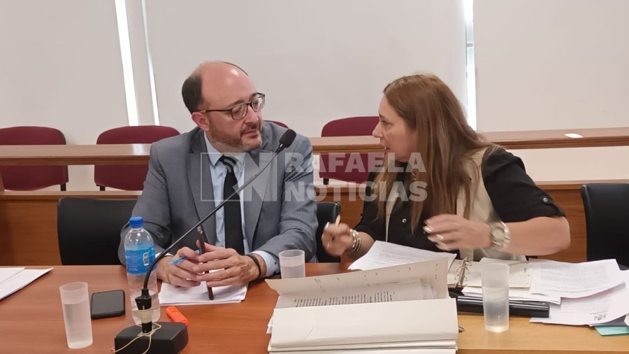 Fiscal Guillermo Loyola y abogada querellante Carolina Mi&ntilde;o, durante una pausa de la audiencia.
