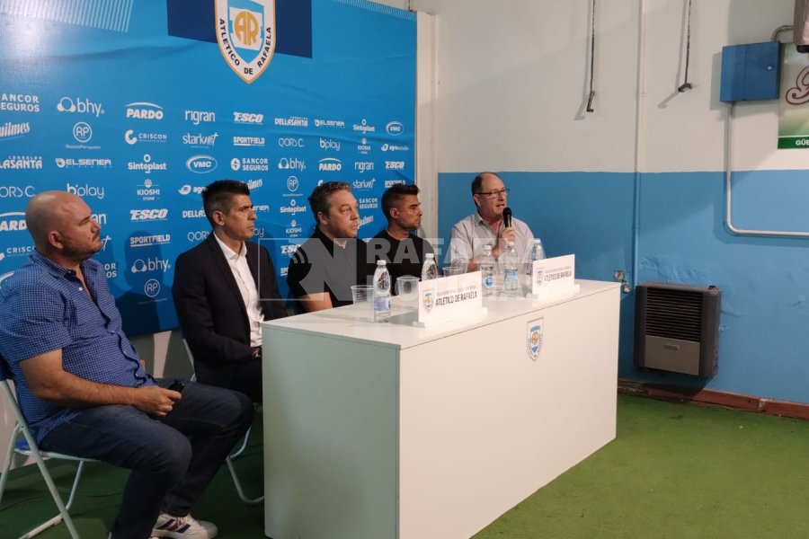 La conferencia de prensa cont&oacute; con la presencia de Andr&eacute;s Boidi y los dos integrantes de la nueva Secretar&iacute;a T&eacute;cnica
