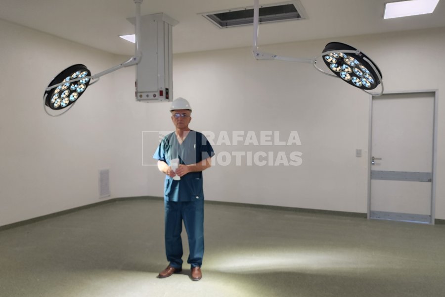 El Dr. Rolando en uno de los cuatro quir&oacute;fanos del nuevo hospital.