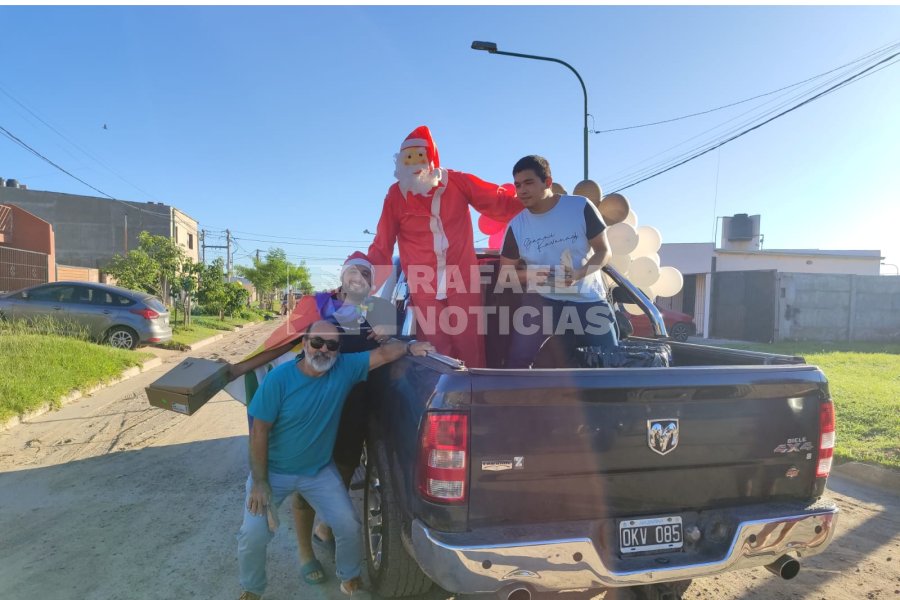 Caravana repartiendo juguetes a los ni&ntilde;os en barrio Mora.