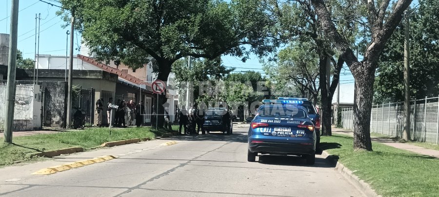 Cuatro m&oacute;viles policiales estuvieron en el lugar.