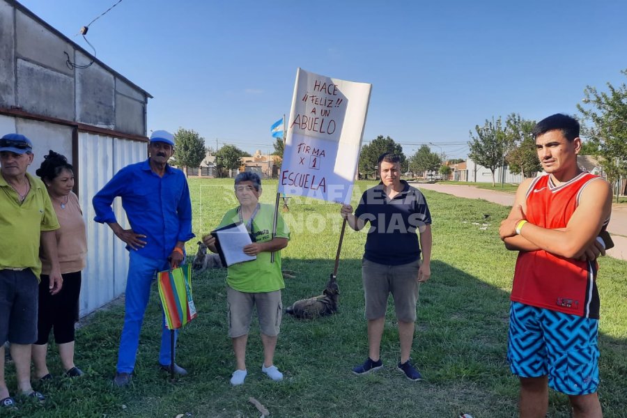 Vecinos se concentraron en el terreno donde se debe construir la escuela.