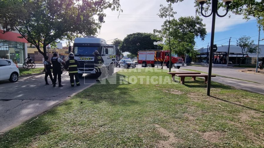 Bomberos Zapadores, SIES 107 y polic&iacute;as, en el lugar del accidente, donde se cort&oacute; el tr&aacute;nsito.