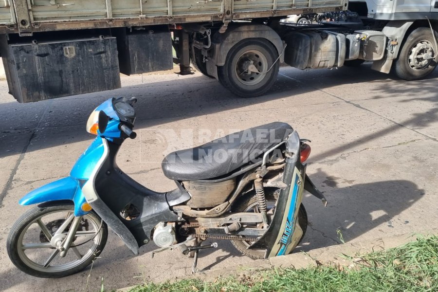 Moto involucrada en el accidente de Bv. Roca y Monteagudo.