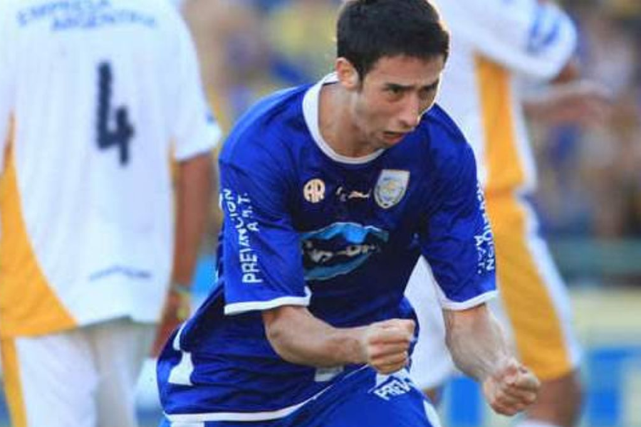 Nico Castro festejando  un gol durante su recordado paso como jugador de la Crema, en la temporada del ascenso, en 2011.