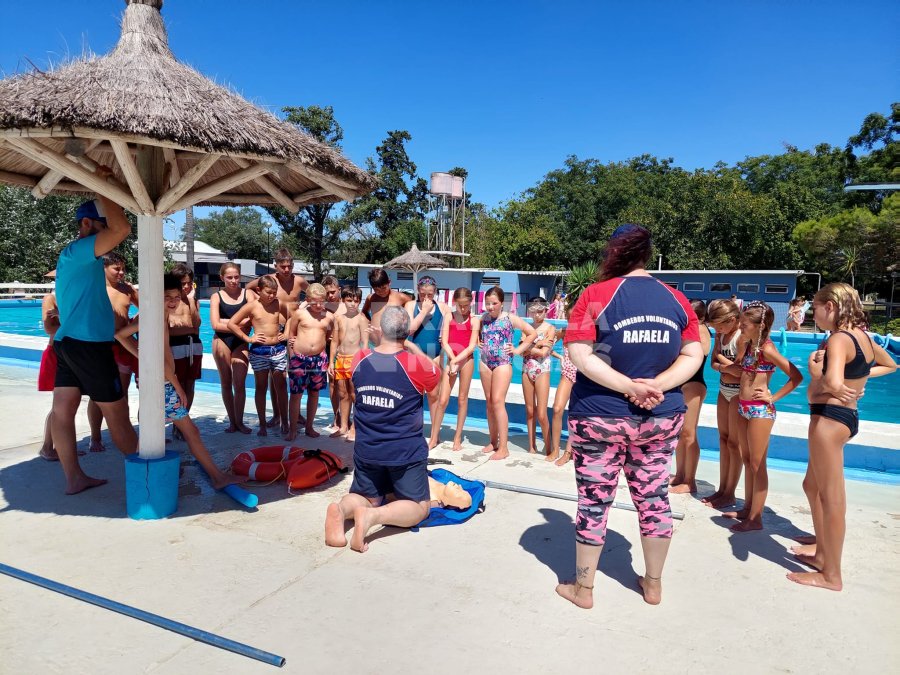 Bomberos Voluntarios realizan tareas educativas.