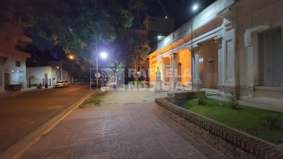 En la manzana de la escuela Alberdi se colocaron nuevas luces led en las veredas.