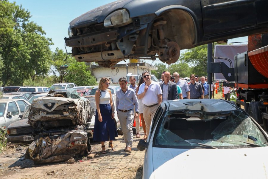 Los funcionarios durante la recorrida.