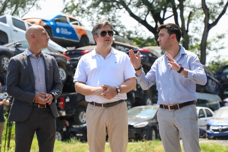Mat&iacute;as Figueroa Escauriza explicando al ministro Cococcioni los detalles de las acciones que se realizan.