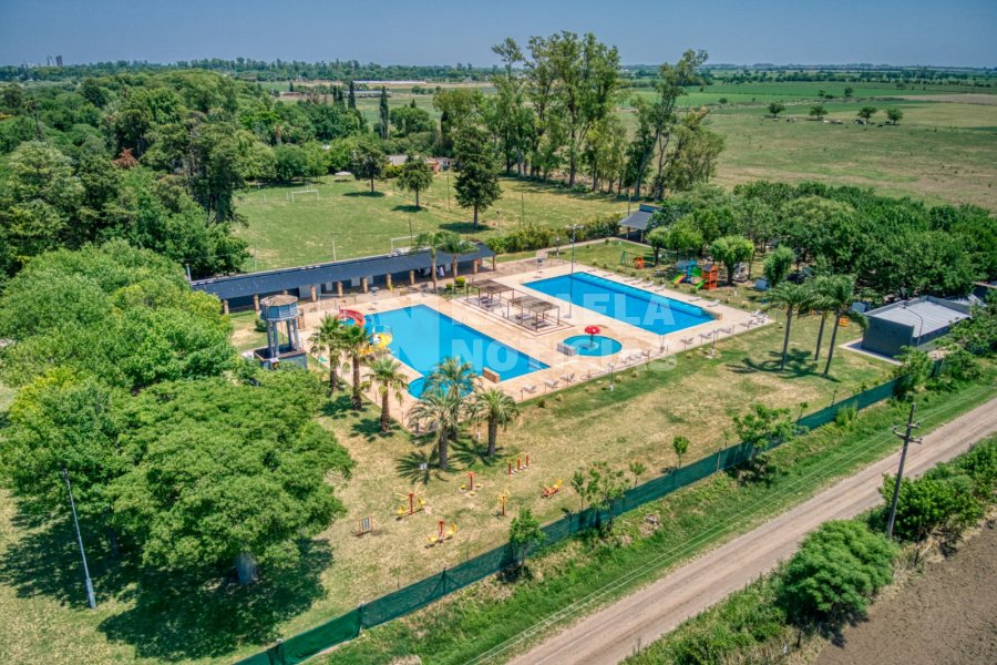 En  primer plano el campo de deportes del SEOM y en la parte superior de la imagen, el predio adyacente que se propone adquirir.