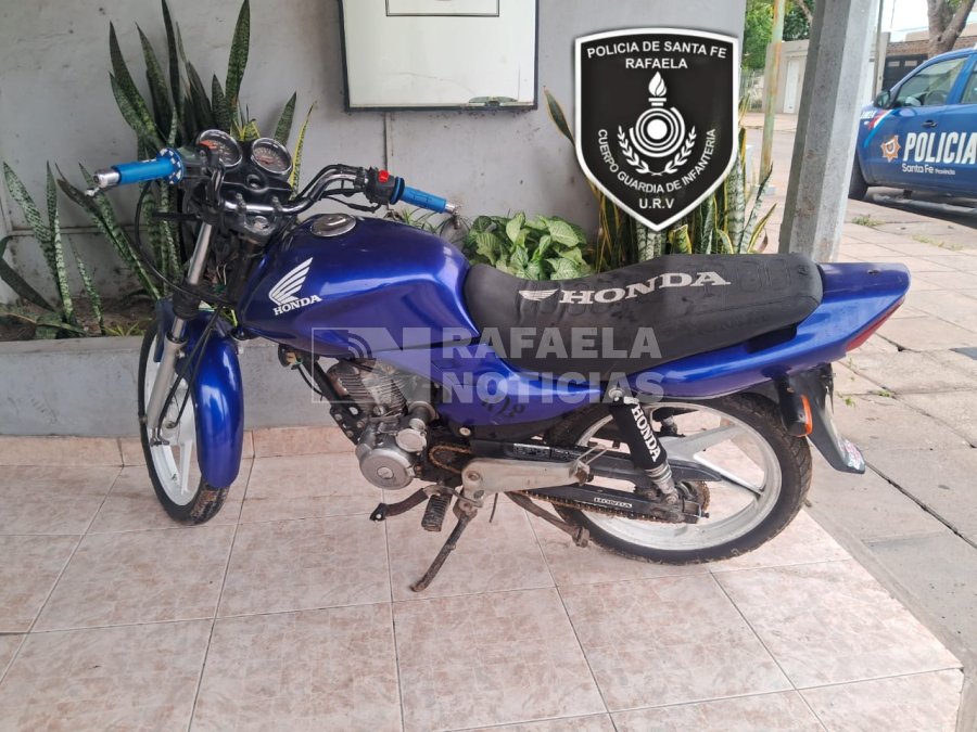 La moto en la que se movilizaban los sospechosos