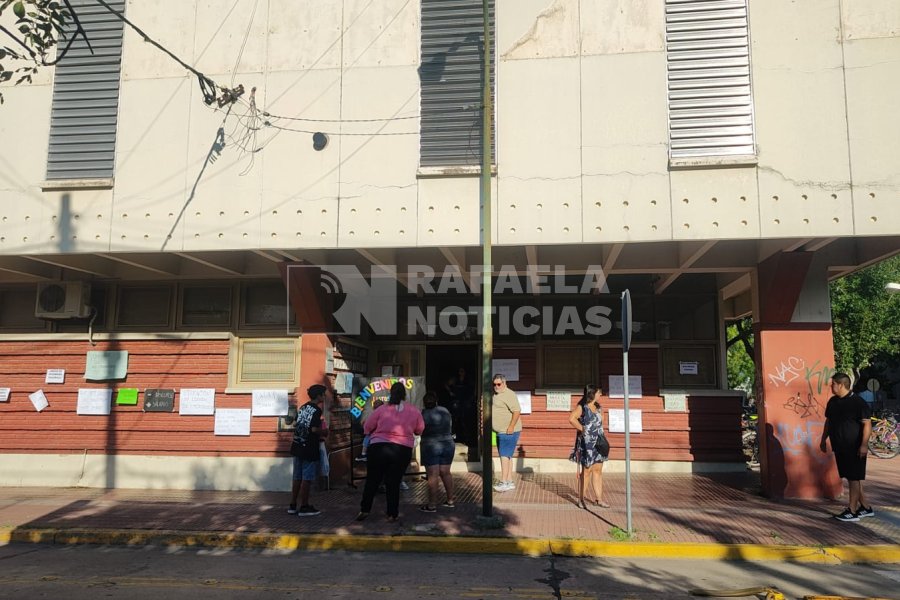 La escuela N&deg; 480 Mariano Moreno amaneci&oacute; con carteles en se&ntilde;al de protesta