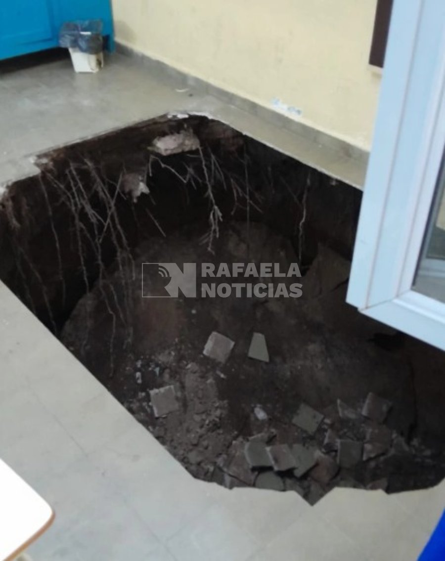 El socav&oacute;n se registr&oacute; en un aula de cuarto grado. (Foto Sunchalesdiaxdia)