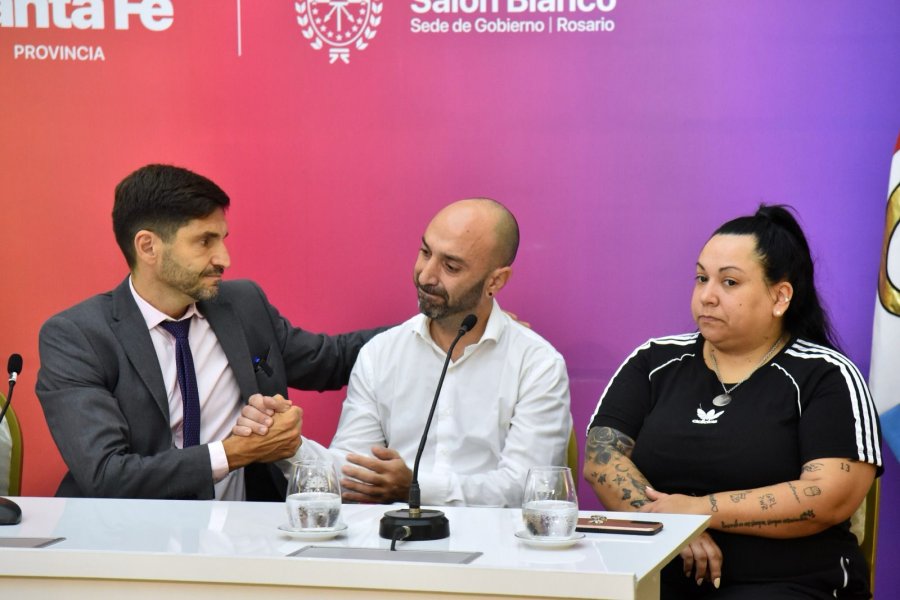 El mandatario provincial junto a familiares de Ivana Garcilazo.