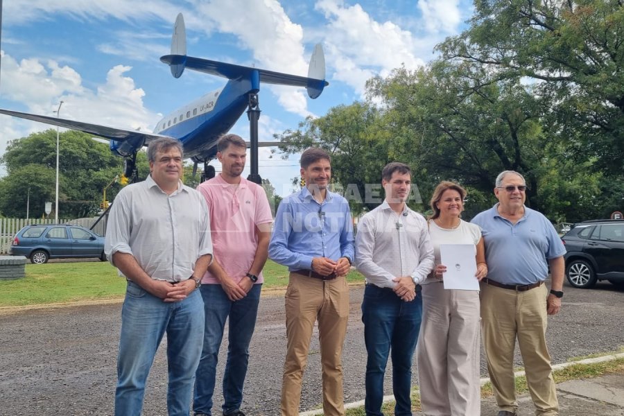 Pullaro y Viotti junto a autoridades del Aero Club.