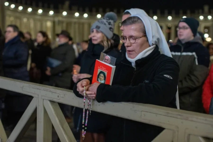 Cientos de personas rezan cada noche por la recuperaci&oacute;n del Papa Francisco. Cr&eacute;dito: Daniel Iba&ntilde;ez/EWTN News