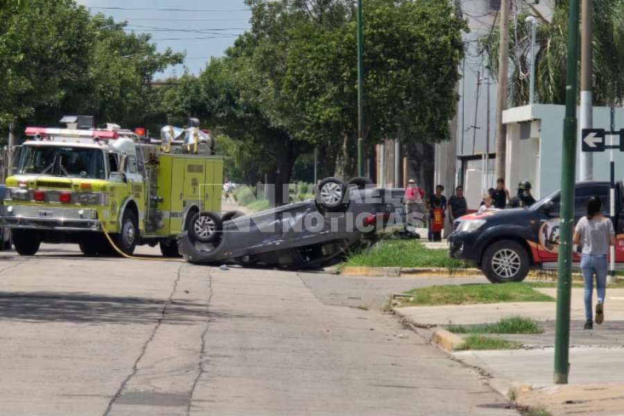 El escenario del hecho, con el auto volcado.
