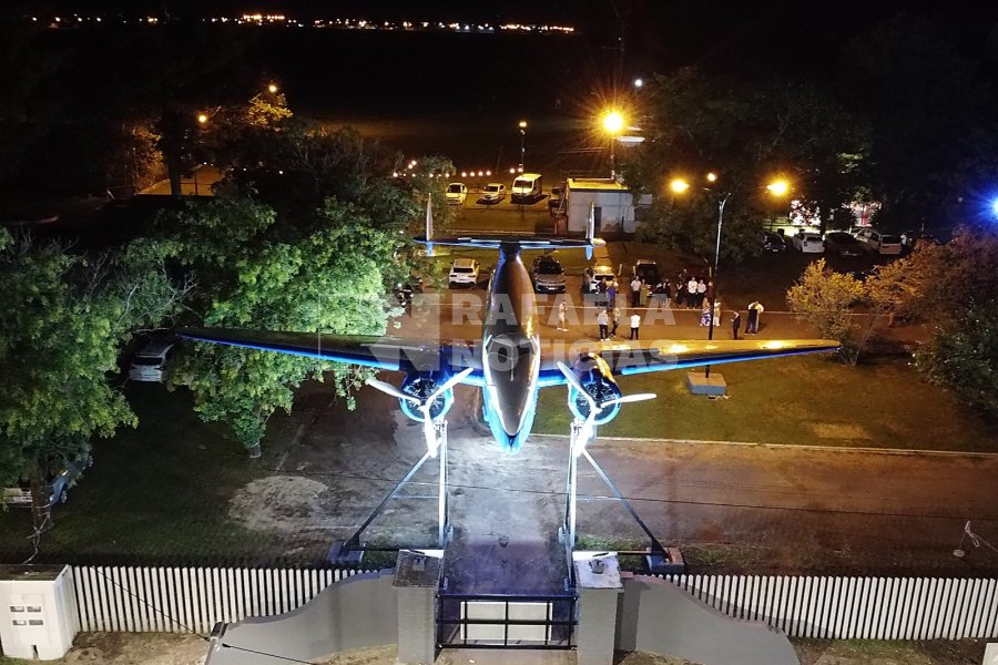 La portada del Aero Club Rafaela, en la noche de su centenario.