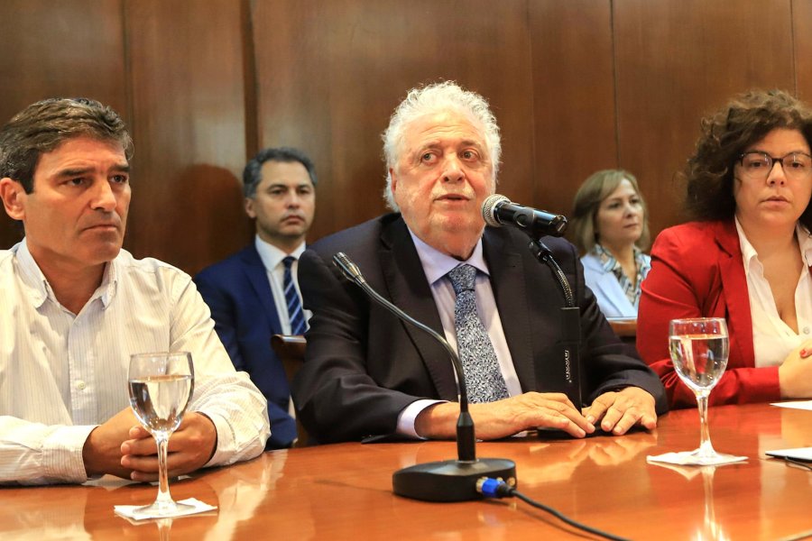 El 3 de marzo de 2020 el entonces ministro de Salud de la Naci&oacute;n ,Gin&eacute;s Gonz&aacute;lez Garc&iacute;a, junto a su par porte&ntilde;o, Fern&aacute;n Quir&oacute;s, y a la secretaria de acceso a la salud, Carla Vizzot
