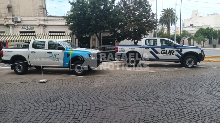Las camionetas que se exhiben en el centro.