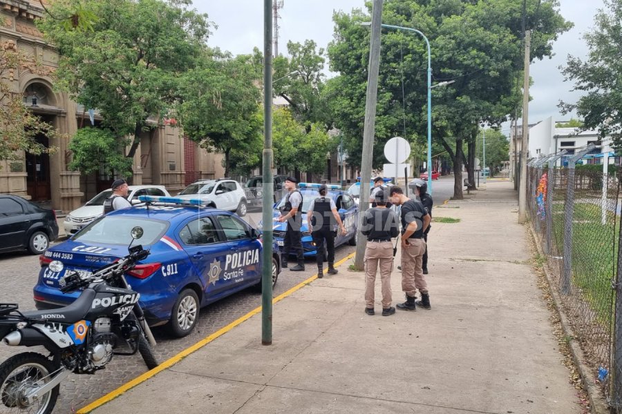 Polic&iacute;a y GUR en el lugar de la detenci&oacute;n.