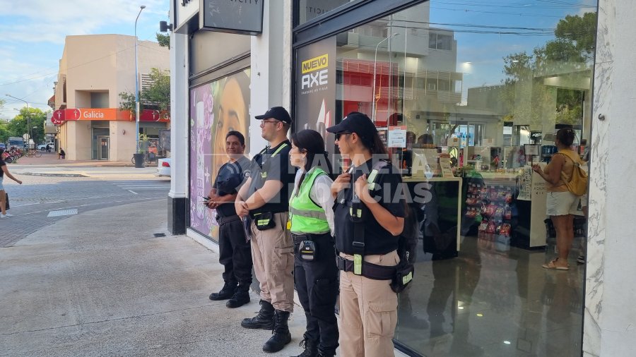 Los agentes se desplazan por Bv. Santa Fe.