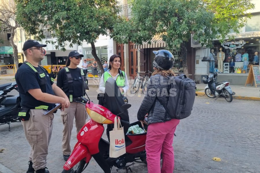 Integrantes de la GUR y Protecci&oacute;n Vial y Comunitaria hablando con una conductora.