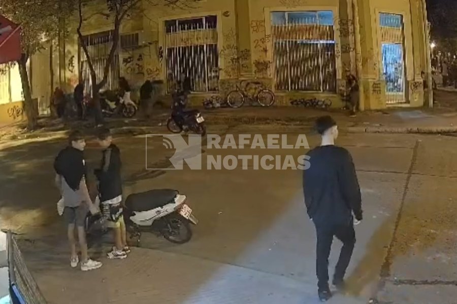 Las v&iacute;ctimas estaban detr&aacute;s de las motos ubicadas en el estacionamiento frente a Casa Fessia.